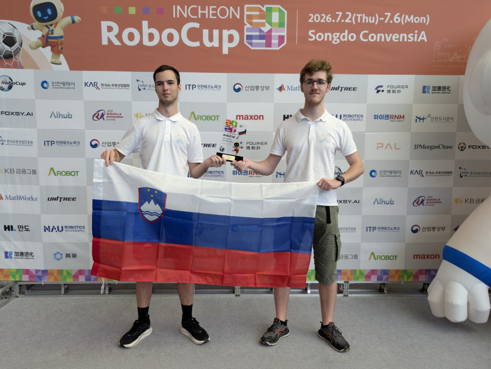 Tadej Božičko in Mark Ptičar s slovensko zastavo na RoboCup 2026