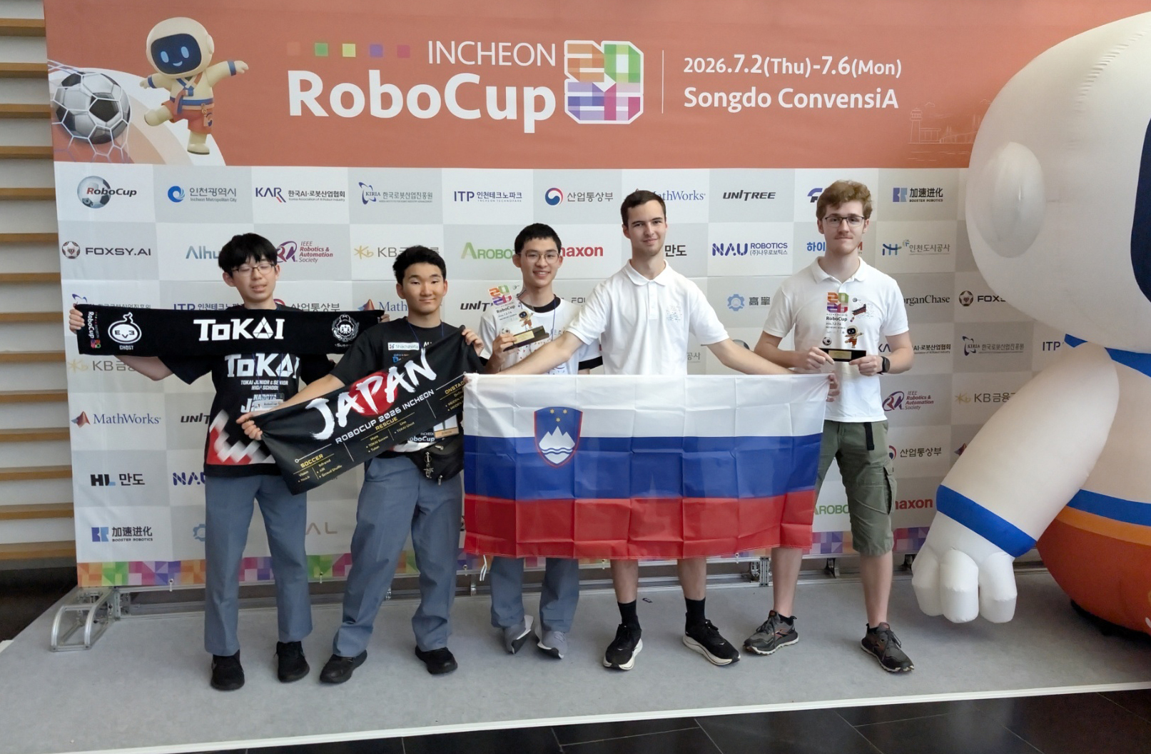 SERŠ TEAM in japonska ekipa TOKAI s slovensko in japonsko zastavo na RoboCup 2026 v Incheonu